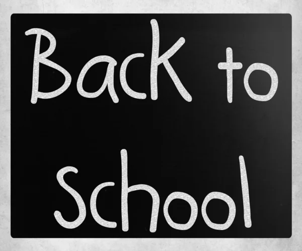 "Voltar à escola "manuscrito com giz branco em um quadro-negro — Fotografia de Stock