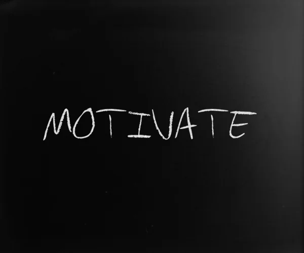 "motivieren "handgeschrieben mit weißer Kreide auf einer Tafel — Stockfoto