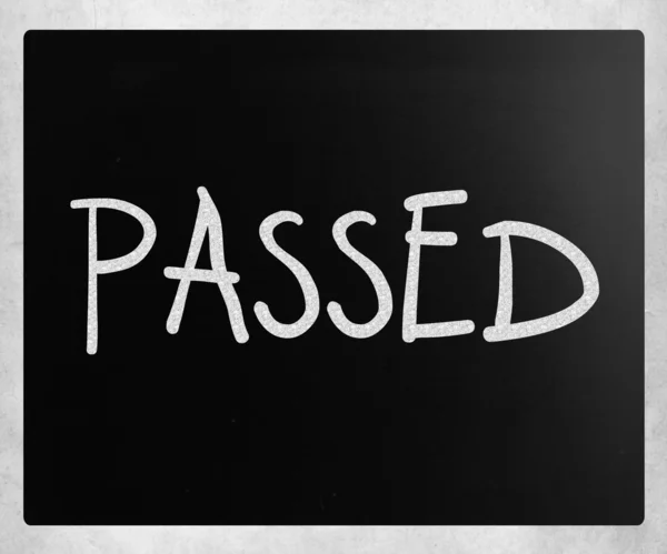 "Passed" handwritten with white chalk on a blackboard — Stock Photo, Image