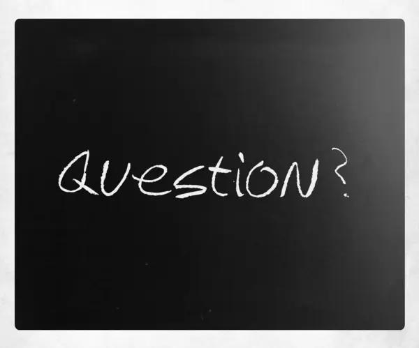 "Fråga "handskriven med vit krita på en svart tavla — Stockfoto