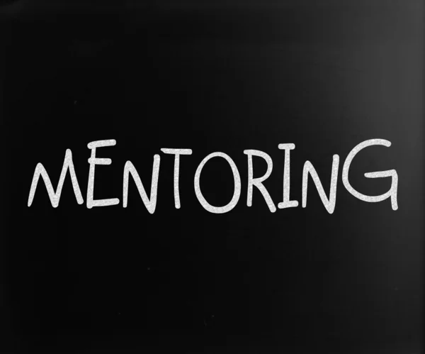 Das Wort "Mentoring", handgeschrieben mit weißer Kreide auf einem schwarzen Eber — Stockfoto