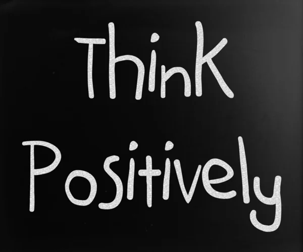 "Tänka positivt ”handskrivna med vit krita på en svart tavla — Stockfoto