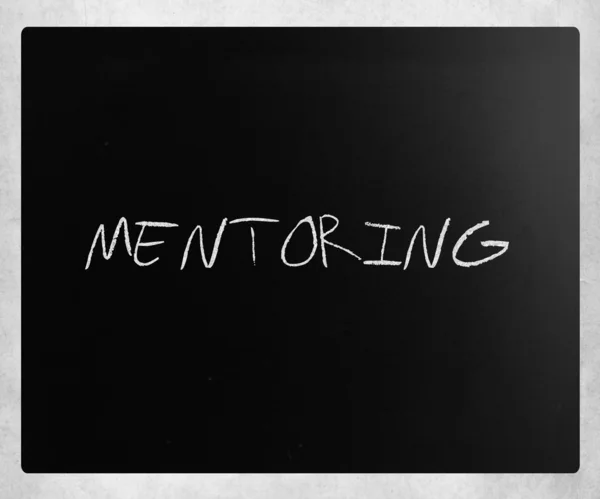 Η λέξη "mentoring" χειρόγραφα με άσπρη κιμωλία σε ένα blackboar — Φωτογραφία Αρχείου