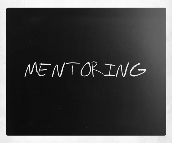 Het woord "mentoring" handgeschreven met witte krijt op een blackboar — Stockfoto