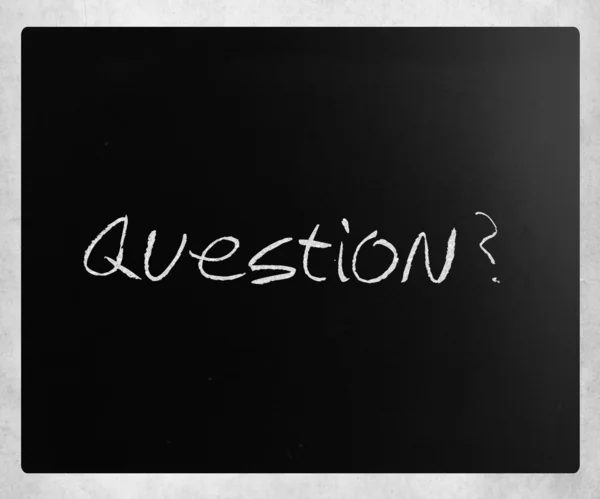 "질문" 칠판에 흰색 분필로 손으로 쓴 — 스톡 사진