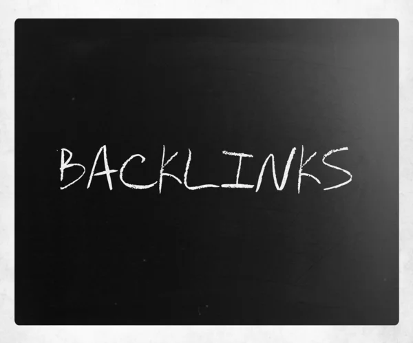 A palavra "Backlinks" escrito à mão com giz branco em um blackboar — Fotografia de Stock