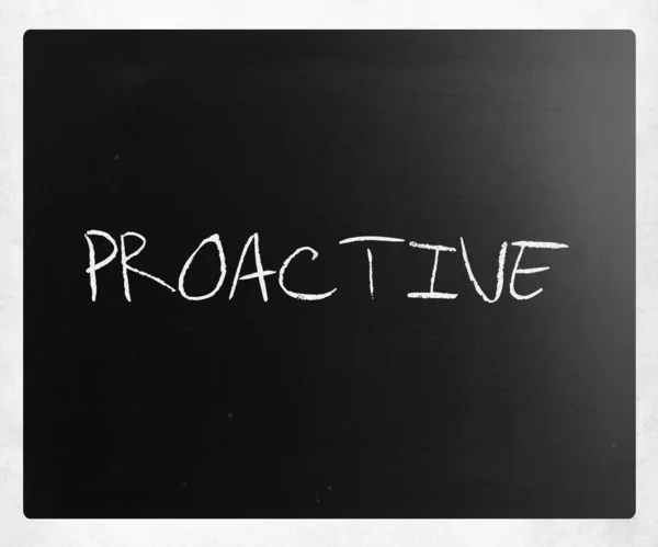 Le mot "proactif" écrit à la main avec de la craie blanche sur un sanglier — Photo