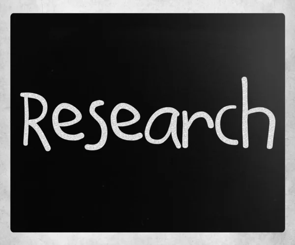 "Forskning "handskriven med vit krita på en svart tavla — Stockfoto