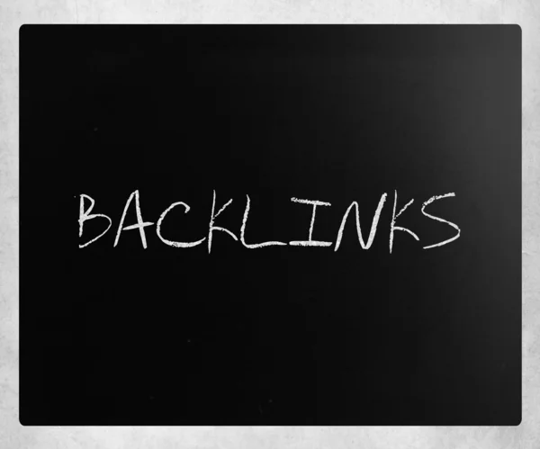La palabra "Backlinks" escrita a mano con tiza blanca en un blackboar — Foto de Stock