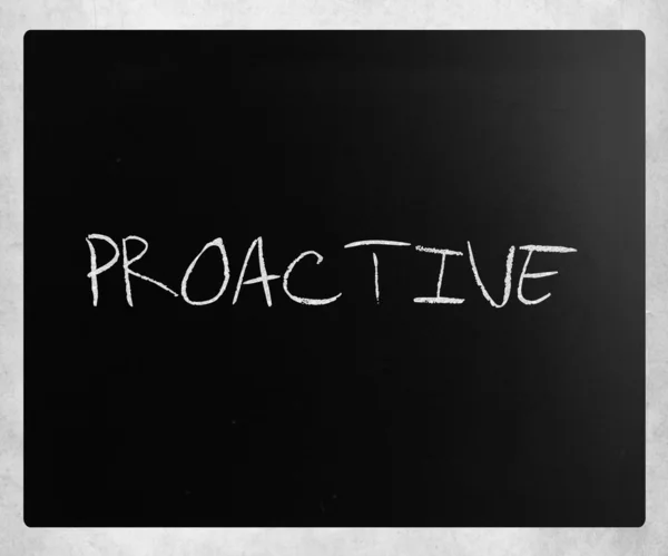 La palabra 'proactiva' escrita a mano con tiza blanca en un Blackboar —  Fotos de Stock