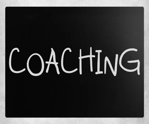 "Coaching "kézzel írott, fehér kréta egy táblára — Stock Fotó
