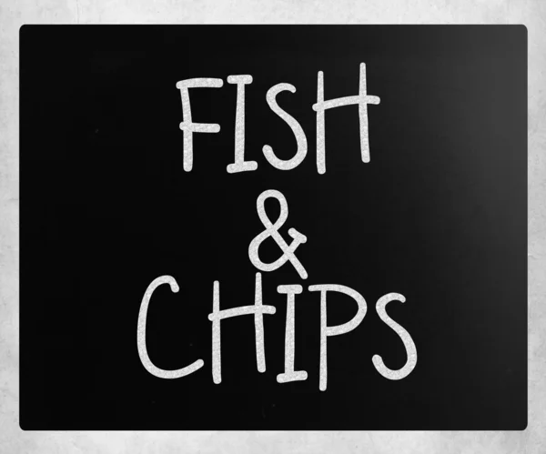 "मछली और चिप्स एक ब्लैकबोर्ड पर सफेद चक्की के साथ हस्तलिखित — स्टॉक फ़ोटो, इमेज