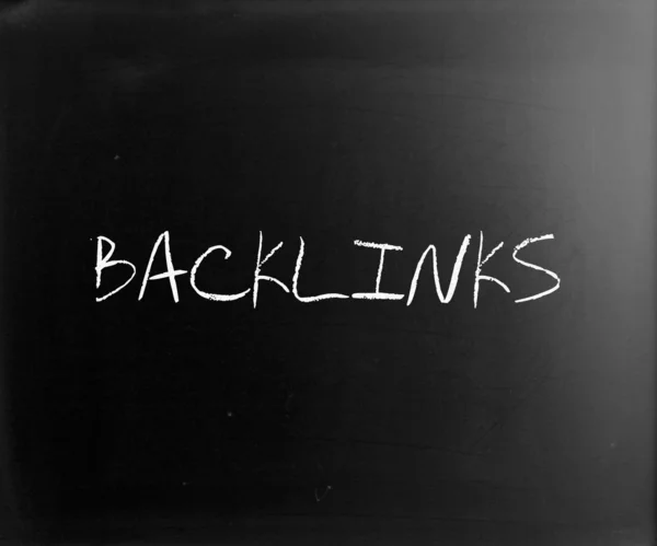 "Backlinky "vlastnoručně psané bílou křídou na tabuli — Stock fotografie