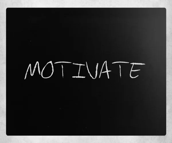 "Motivare "scritto a mano con gesso bianco su lavagna — Foto Stock