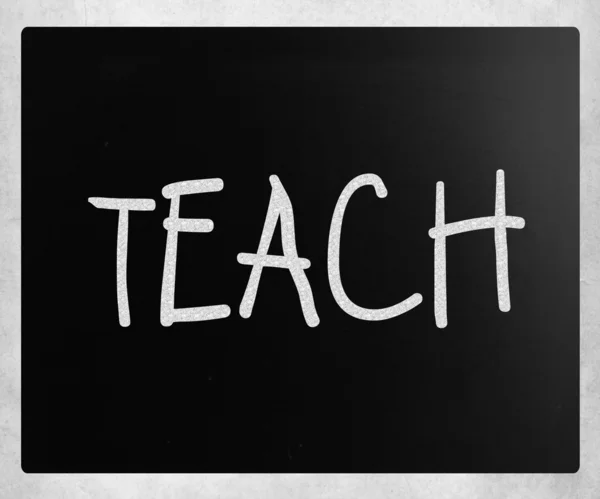"lehren "handgeschrieben mit weißer Kreide auf einer Tafel — Stockfoto