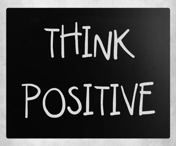 "Piensa positivo "escrito a mano con tiza blanca en una pizarra —  Fotos de Stock