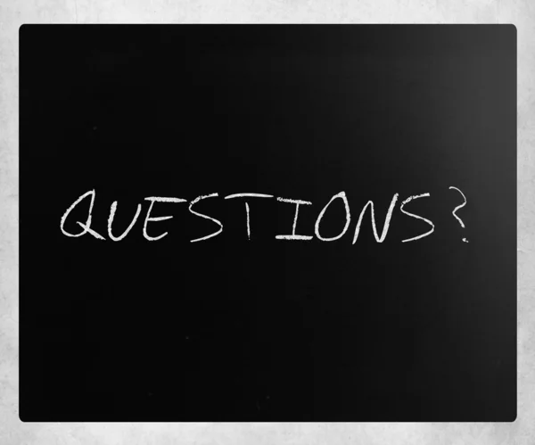 "Perguntas? " manuscrito com giz branco em um quadro negro — Fotografia de Stock