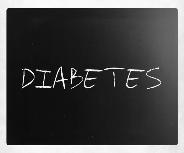 La parola "diabete" scritta a mano con gesso bianco su una lavagna — Foto Stock