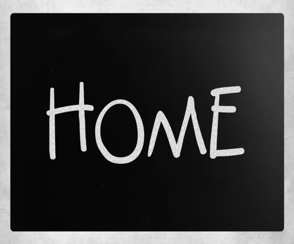 "Home "handskriven med vit krita på en svart tavla — Stockfoto