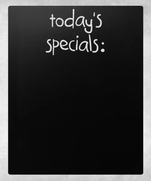 "Especiais de hoje "manuscrito com giz branco em um quadro-negro — Fotografia de Stock