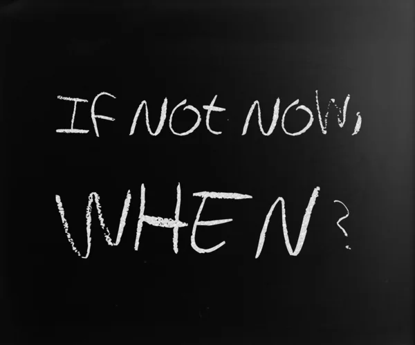 "Jestliže ne nyní, kdy? "v rukou s bílou křídou na tabuli — Stock fotografie