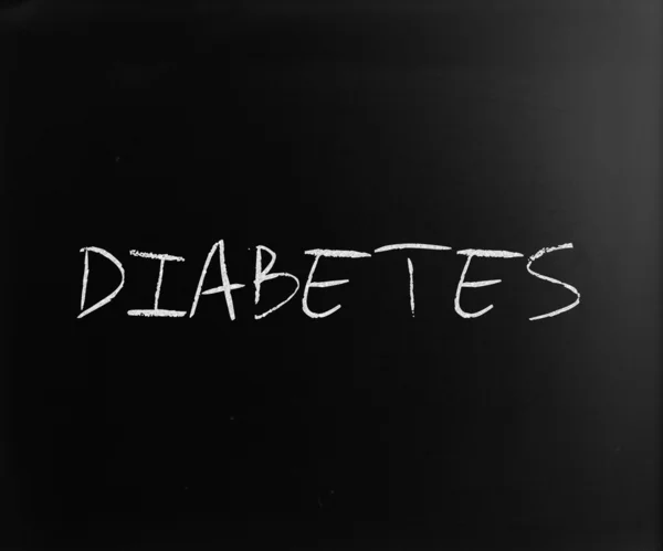 Het woord 'diabetes' handgeschreven met wit krijt op een schoolbord — Stockfoto