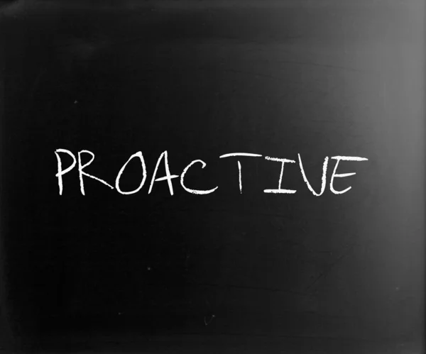 'Proativo' escrito à mão com giz branco em um quadro negro — Fotografia de Stock
