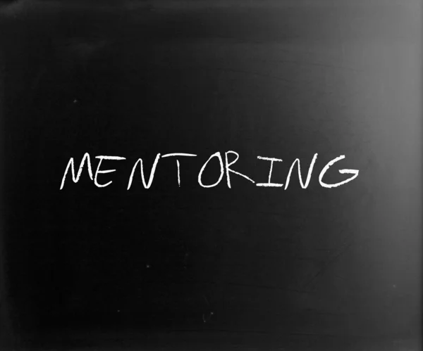 "Mentoring "handgeschreven met wit krijt op een Blackboard — Stockfoto