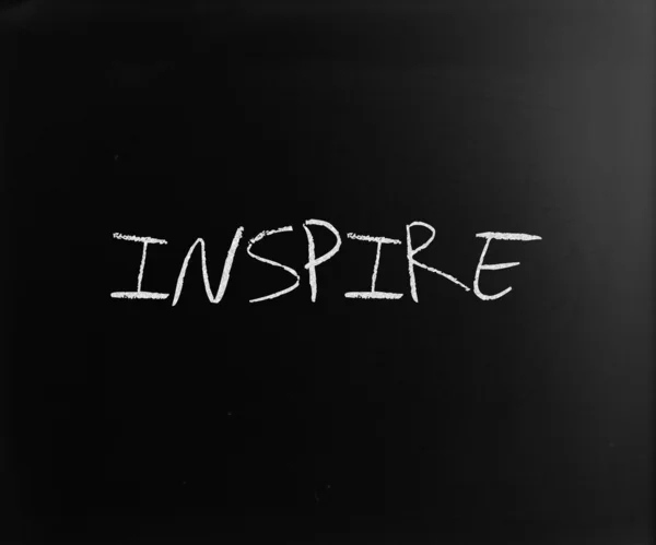 "Inspirez "manuscrit à la craie blanche sur un tableau noir — Photo
