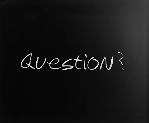 "Pregunta "escrito a mano con tiza blanca en una pizarra — Foto de Stock