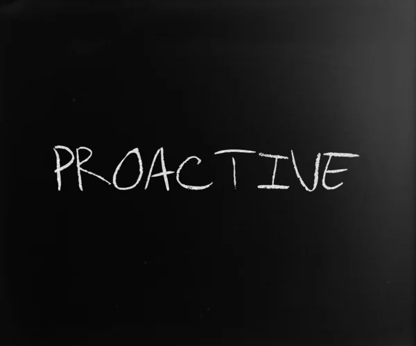 Palavra Proactive Escrito Mão Com Giz Branco Quadro Negro — Fotografia de Stock