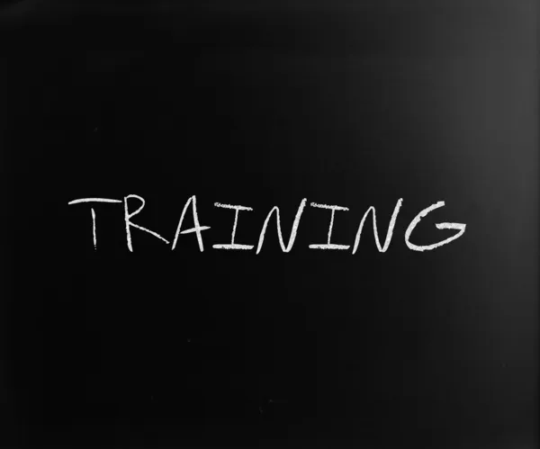 "训练"用白粉笔在黑板上手写 — 图库照片