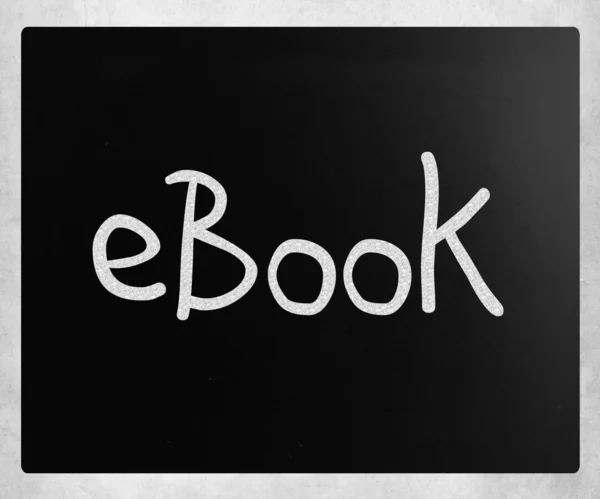 "E-book "escrito a mano con tiza blanca en una pizarra — Foto de Stock