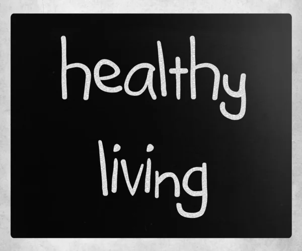 "健康生活 "用白色粉笔在黑板上手写 — 图库照片