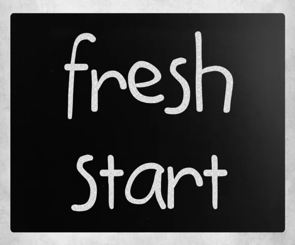"fresh start" handwritten with white chalk on a blackboard — Stock Photo, Image