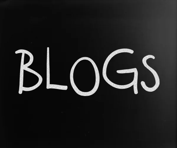 "Blogs "handgeschreven met wit krijt op een Blackboard — Stockfoto