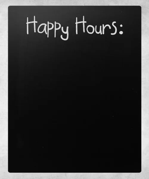 "Šťastné hodiny "ručně psané bílou křídou na tabuli — Stock fotografie