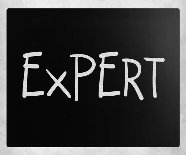 "Expert "handskriven med vit krita på en svart tavla — Stockfoto