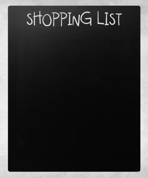 "购物清单"手写用白色粉笔在黑板上 — 图库照片