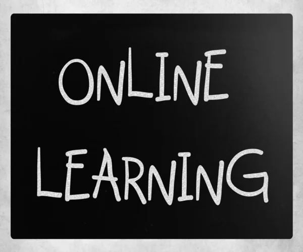 "黒板に白いチョークで手書きの「オンライン学習」 — ストック写真
