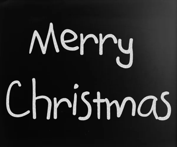 "Frohe Weihnachten "handgeschrieben mit weißer Kreide auf einer Tafel — Stockfoto