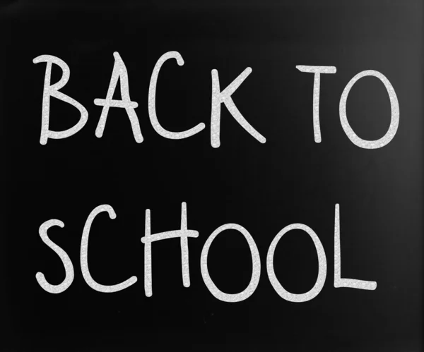 "Tillbaka till skolan ”handskrivna med vit krita på en svart tavla — Stockfoto