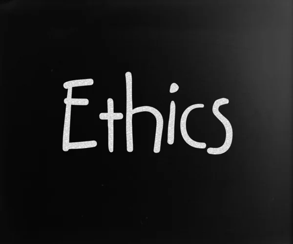 A palavra "Ética" manuscrita com giz branco em um quadro-negro — Fotografia de Stock