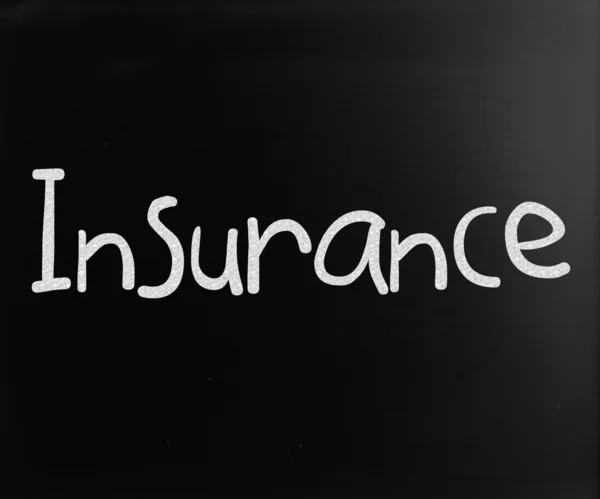 Ordet "försäkring" handskrivna med vit krita på en blackboar — Stockfoto