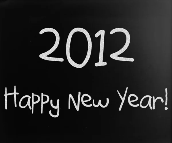 "Feliz Año Nuevo "escrito a mano con tiza blanca en una pizarra — Foto de Stock