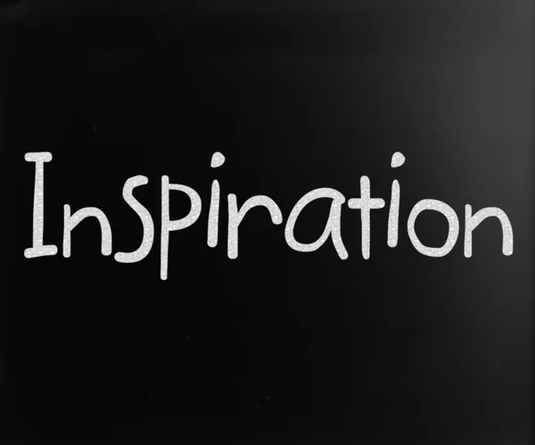 Le mot "Inspiration" écrit à la main avec de la craie blanche sur un blackbo — Photo