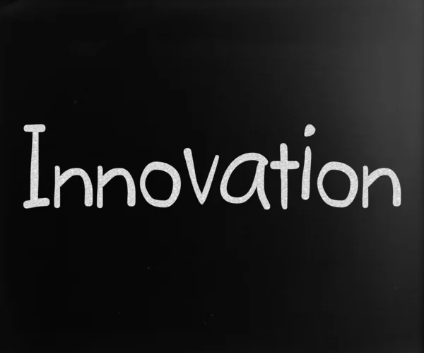 Das Wort "Innovation" handgeschrieben mit weißer Kreide auf einer schwarzen Boa — Stockfoto