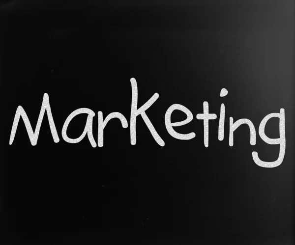 Das Wort "Marketing" handgeschrieben mit weißer Kreide auf einem schwarzen Eber — Stockfoto