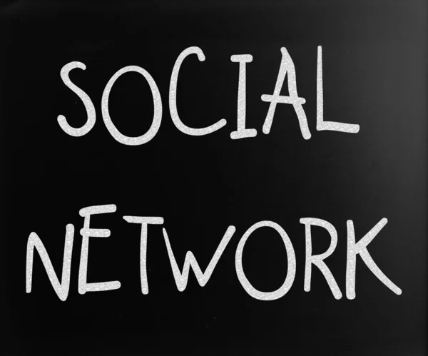 "Sociální síť "vlastnoručně psaná bílou křídou na tabuli — Stock fotografie