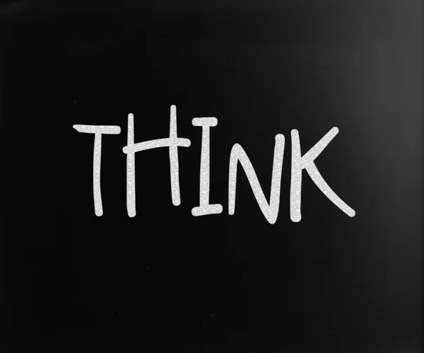 Kelime "düşünüyorum" bir kara tahta üzerinde beyaz tebeşir ile el yazısı — Stok fotoğraf